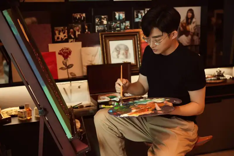 從教育現場回到畫室，蕭家慶以畫筆調色、靜心創作，展現文藝青年在忙碌生活中的片刻沉澱。(記者楊婉攝)