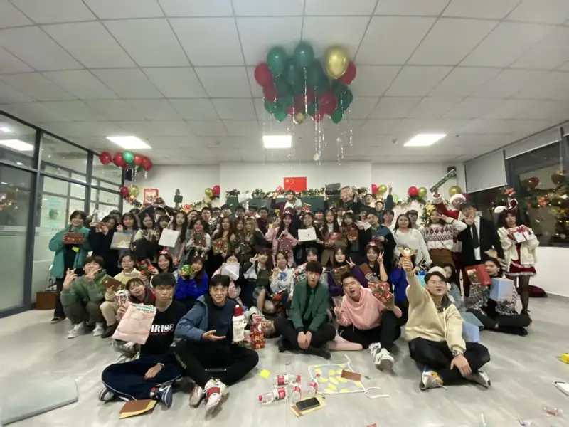 港澳台聯考分校學生與師長齊聚一堂合影留念，在溫馨歡樂的氛圍中分享成果與祝福。(記者楊婉攝)