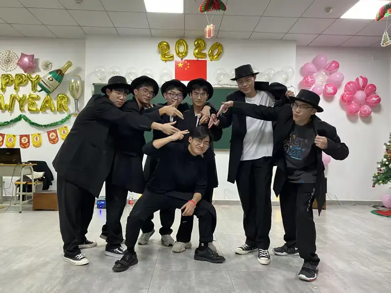 蕭家慶透過生活化互動與學生打成一片，讓學習與成長不只發生在課本之中。(記者楊婉攝)