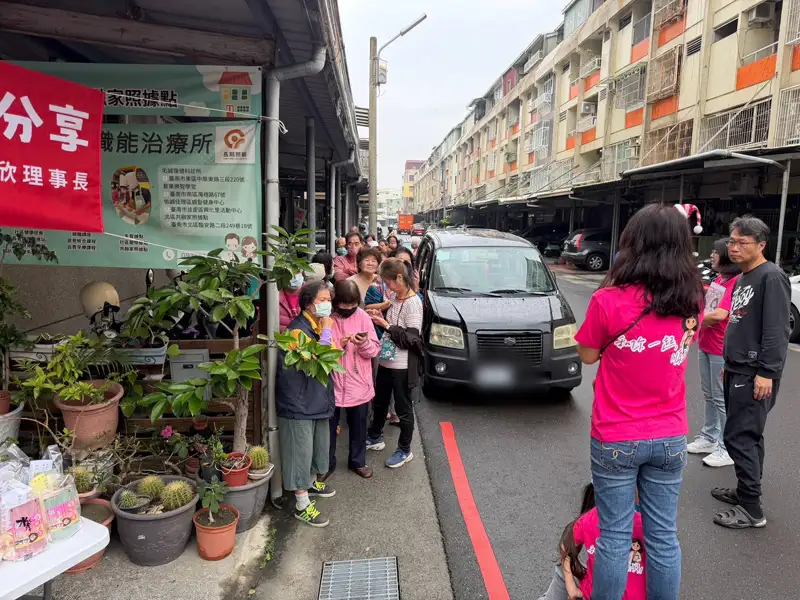 五心共融協會冬至關懷活動現場，居民一早排隊等候領取湯圓與菜包，溫暖行動凝聚鄰里情感。(圖/五心共融協會提供)