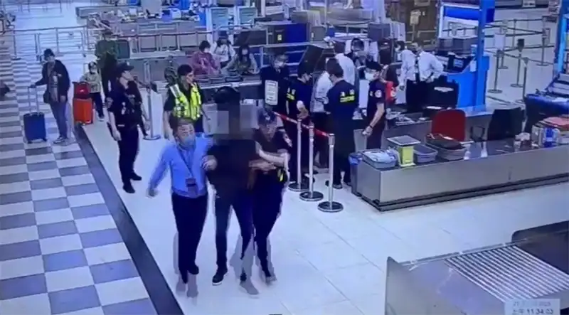外籍旅客入境涉嫌攜帶違禁品拒檢逃逸，警方與關務署人員將其逮回，並依法移送偵辦。(圖/航警高雄分局提供)