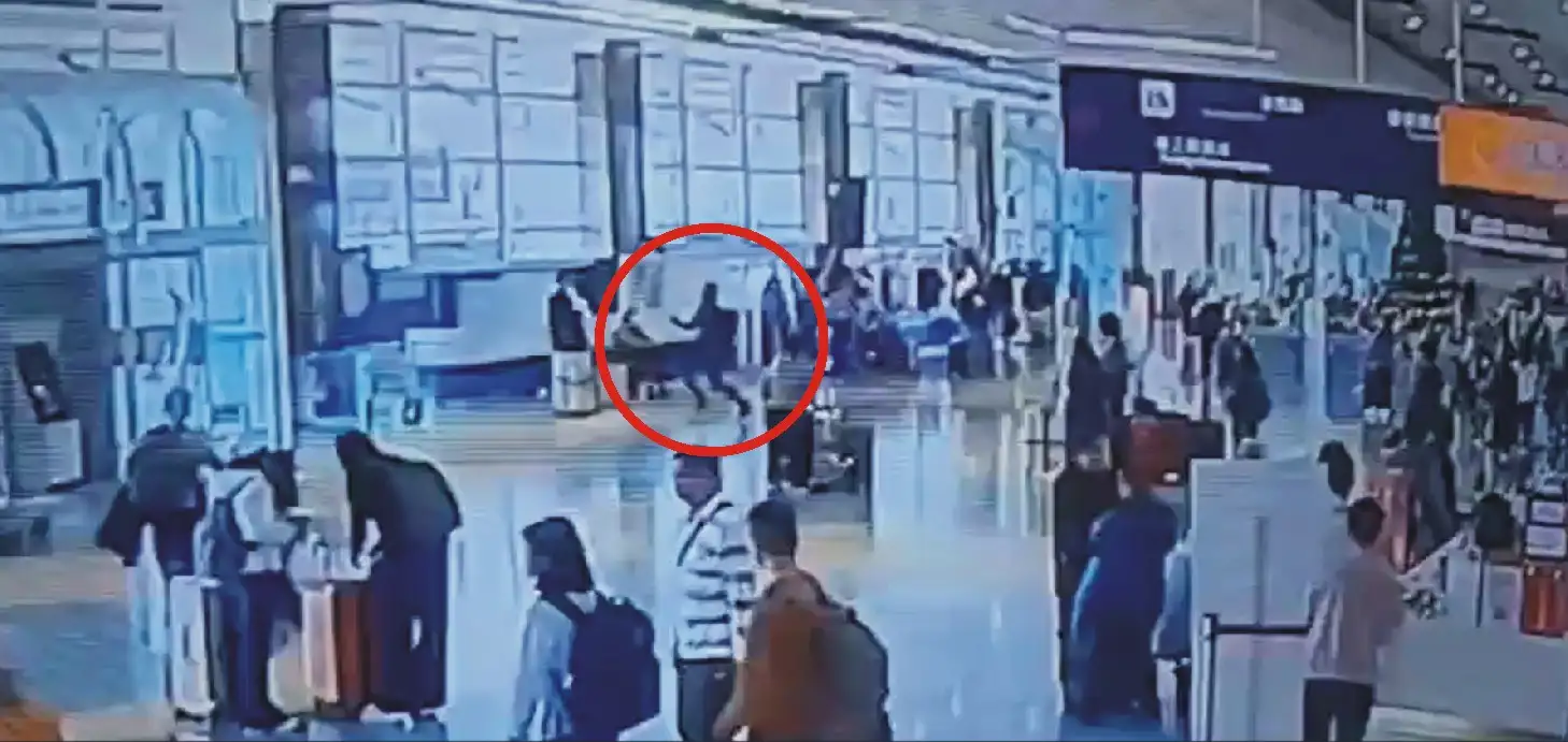 外籍旅客入境高雄小港國際機場時，因行李遭安檢人員發現異狀拒絕配合檢查，趁入境人潮衝出管制區企圖逃逸，警方隨迅速展開圍捕行動。(圖/航警高雄分局提供)