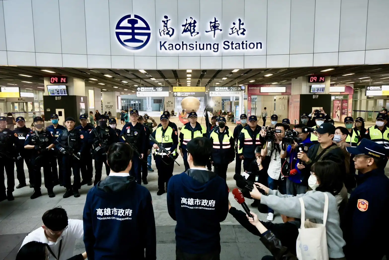 高雄市長陳其邁今（20）日上午前往高雄火車站視察警備與維安部署，指示全面提升見警率與警力密度，啟動最高等級維安作為，確保市民與旅客人身安全。（高雄市政府提供）