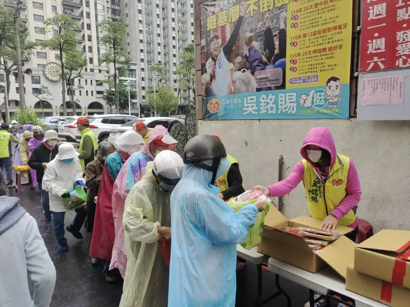吳銘賜前鎮、小港發送愛心便當 約450名鄉親到場領取
