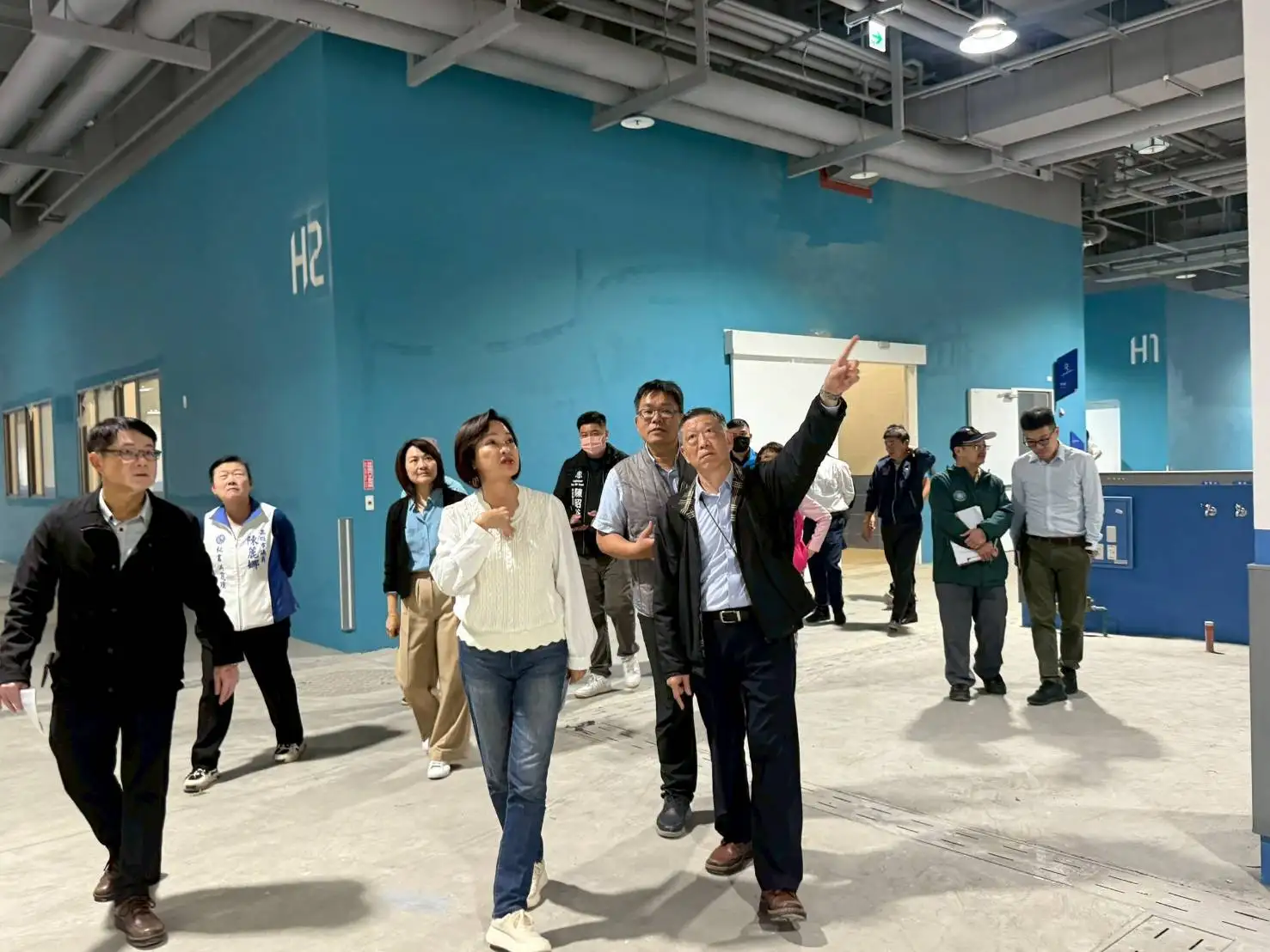 立委柯志恩會勘前鎮漁港水產品運銷中心工程，邀集經濟部漁業署、內政部國土管理署，以及議員曾麗燕、陳麗娜，與高雄區漁會、攤商代表討論現場爭議與解決方案。（柯志恩辦公室提供）