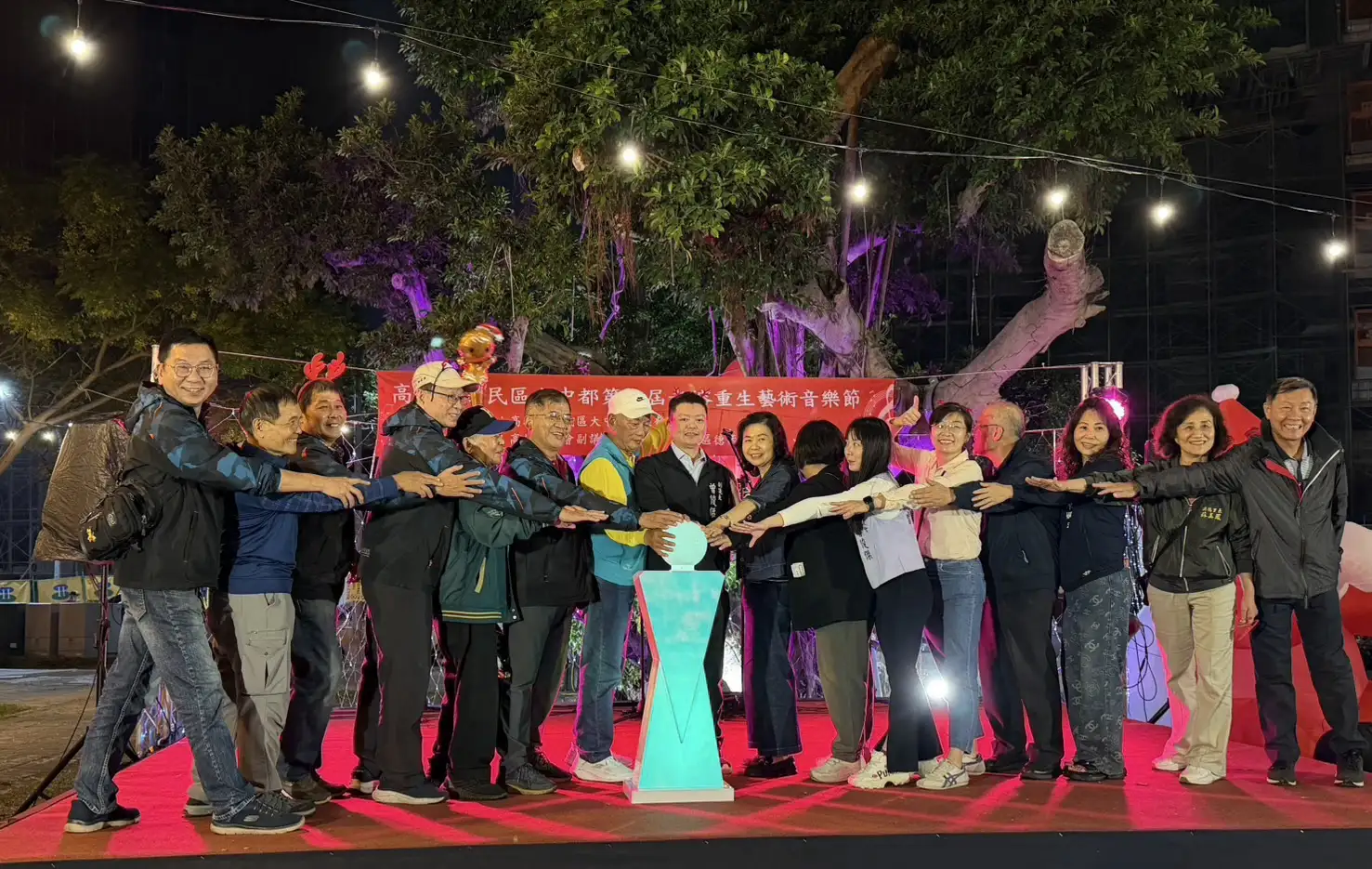 副議長曾俊傑發起「老榕重生慶耶誕藝術音樂節」，19日晚間在榕樹公園熱鬧登場，中都社區居民聚集在地方精神堡壘榕樹公園，欣賞音樂及表演。（記者吳文生攝）