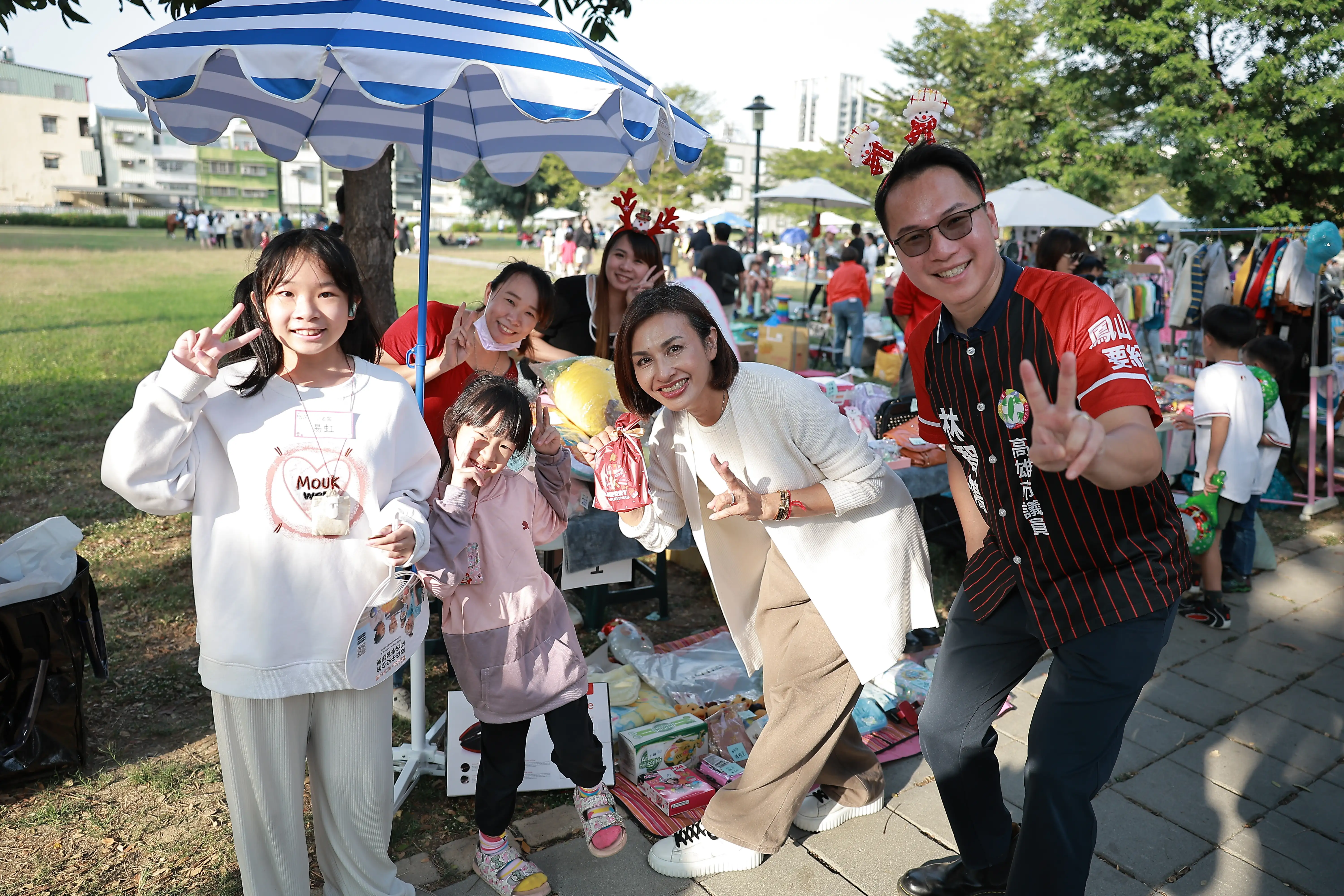 高雄市議員林智鴻21日在鳳山天天公園舉辦「Hi！Kid’s 聖誕小老闆市集派對」，吸引眾多親子家庭參與，立委邱議瑩到場與孩子互動，現場氣氛熱絡溫馨。（林智鴻提供）