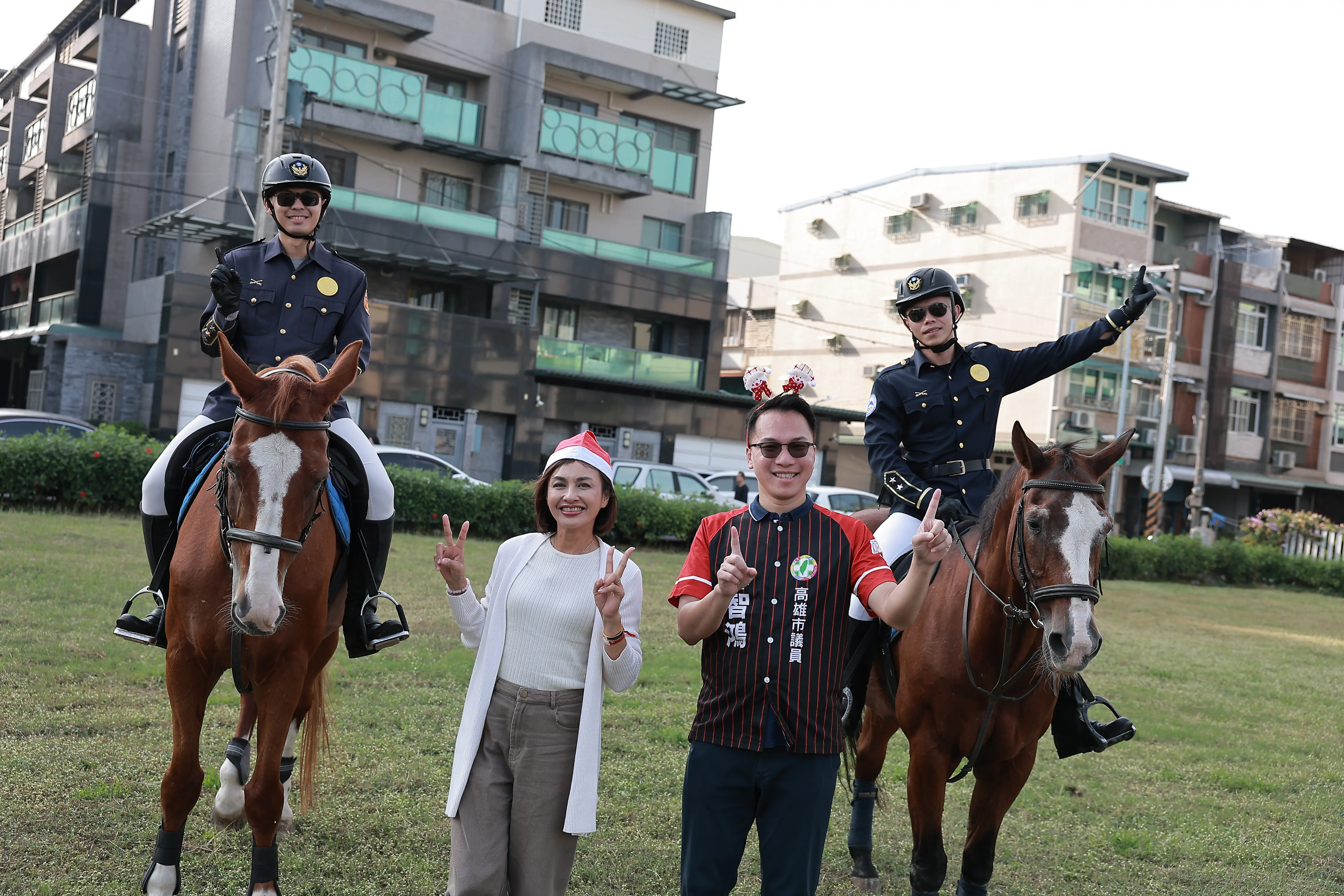 高雄市議員林智鴻21日在鳳山天天公園舉辦「Hi！Kid’s 聖誕小老闆市集派對」，吸引眾多親子家庭參與，立委邱議瑩到場與孩子互動，現場氣氛熱絡溫馨。（林智鴻提供）