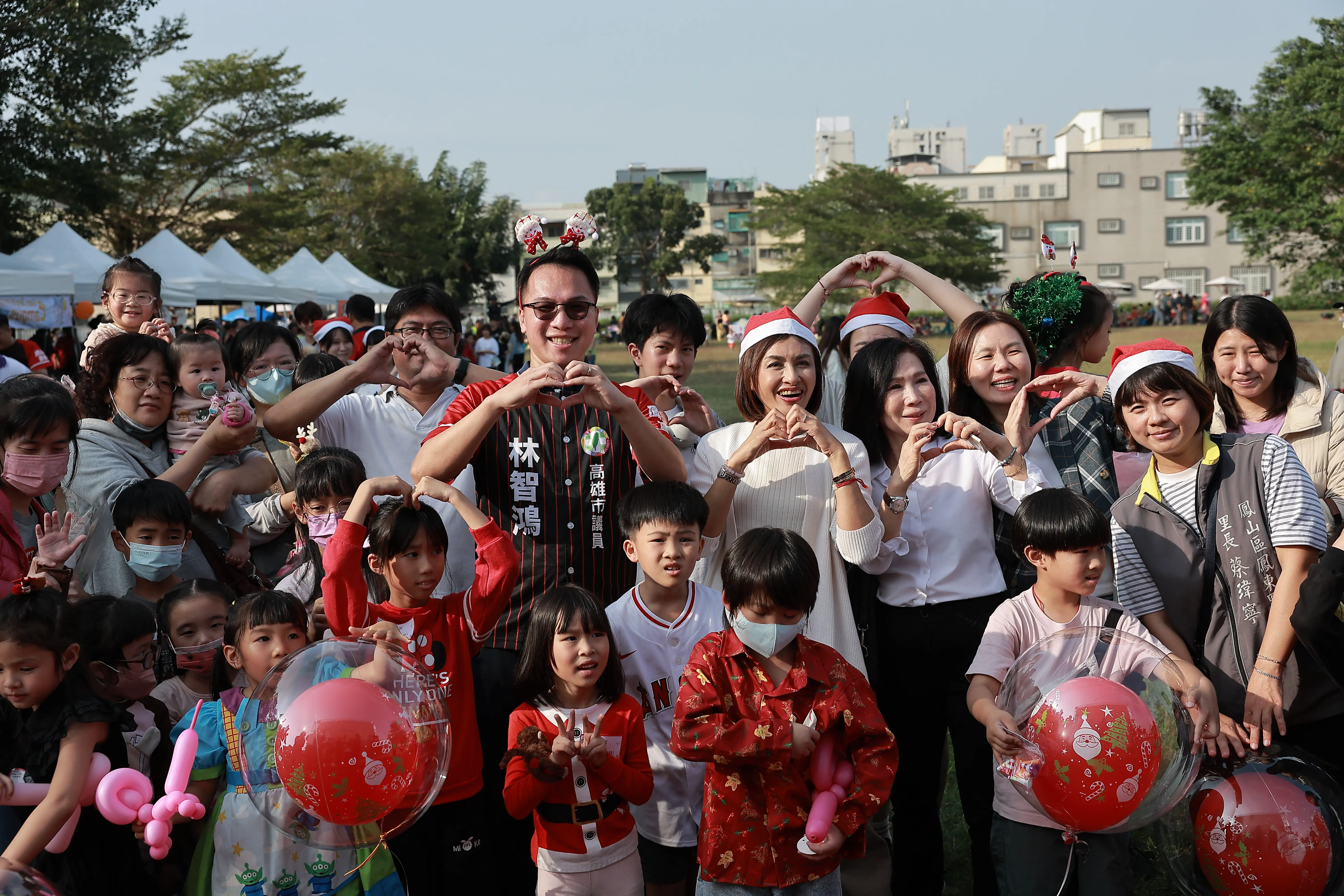 高雄市議員林智鴻21日在鳳山天天公園舉辦「Hi！Kid’s 聖誕小老闆市集派對」，吸引眾多親子家庭參與，立委邱議瑩到場與孩子互動，現場氣氛熱絡溫馨。（林智鴻提供）