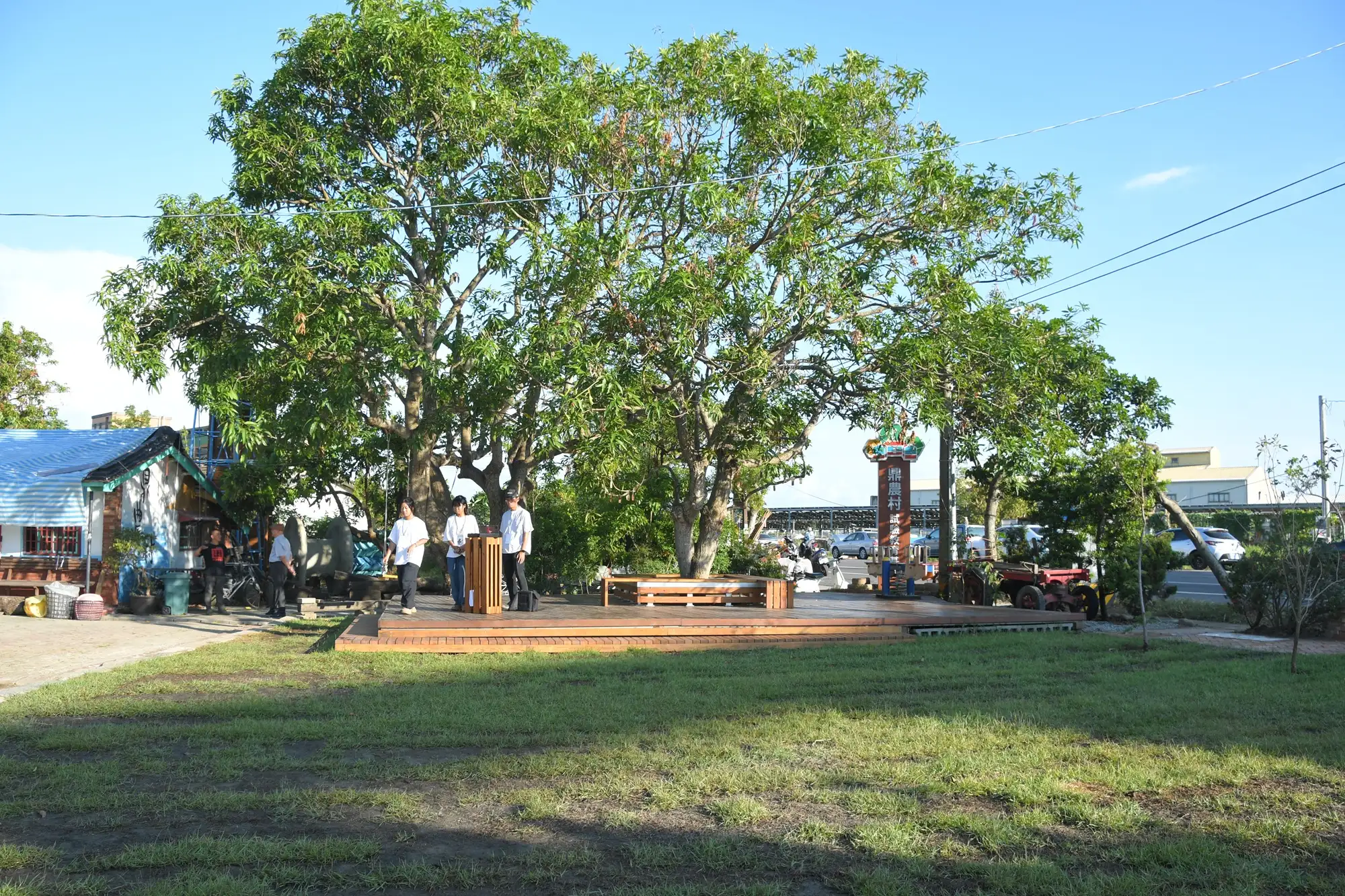 臺南市簡單生活文化推廣協會「鼎農黍」--本年度築角競賽銅獎作品，完成樹下平台及大草原空間，創造出親子共處的自然農村體驗。(圖/臺南市政府都市發展局 提供)