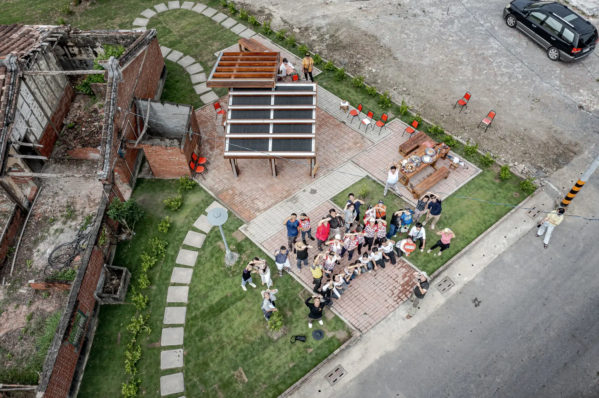 新營區姑爺社區「鳳凰花開的入口(聚陌之隅)」--本年度築角競賽金獎作品，營造點結合紅磚牆紋理，延續舊時記憶，打造社區公園新風貌。(圖/臺南市政府都市發展局 提供)