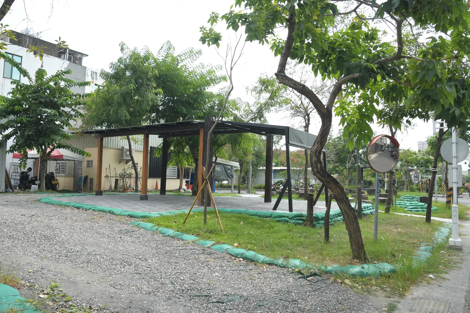 新營區大宏社區駐村計畫「營光音樂舞台」--利用營造後的開放空間辦理音樂活動，吸引路人眼光，亦增強鄰近場域居民情感的聯繫。(圖/臺南市政府都市發展局 提供)