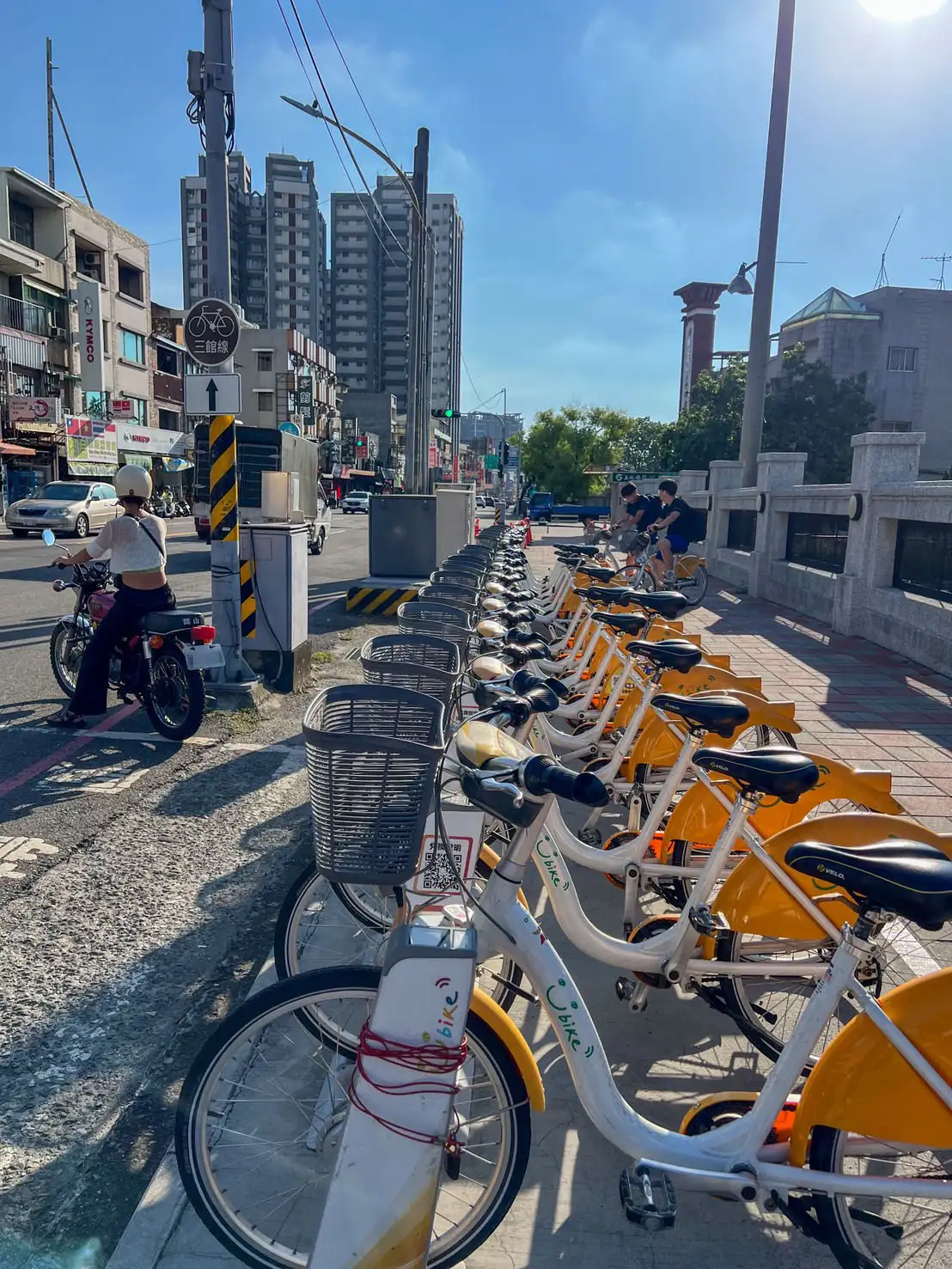 台南市公共自行車YouBike 2.0自啟用以來廣受好評，市府持續推動優惠措施，鼓勵市民及觀光旅客騎乘公共自行車，共同實踐節能減碳、綠色運輸。(圖/台南市政府交通局  提供)