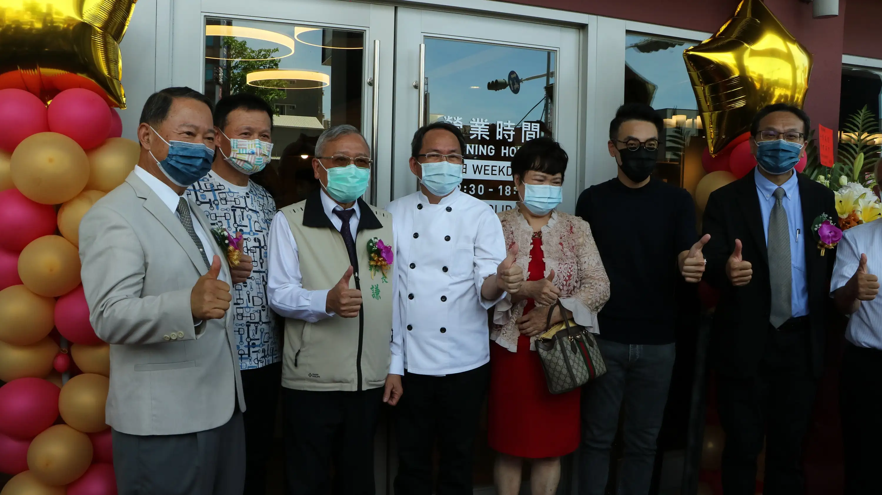 黃清樹董事長(左2)引薦麵包冠軍師傅吳寶春(中)擔任崑山科大講座教授，2022年吳寶春烘焙學院進一步攜手成立。(圖/崑山科技大學 提供)