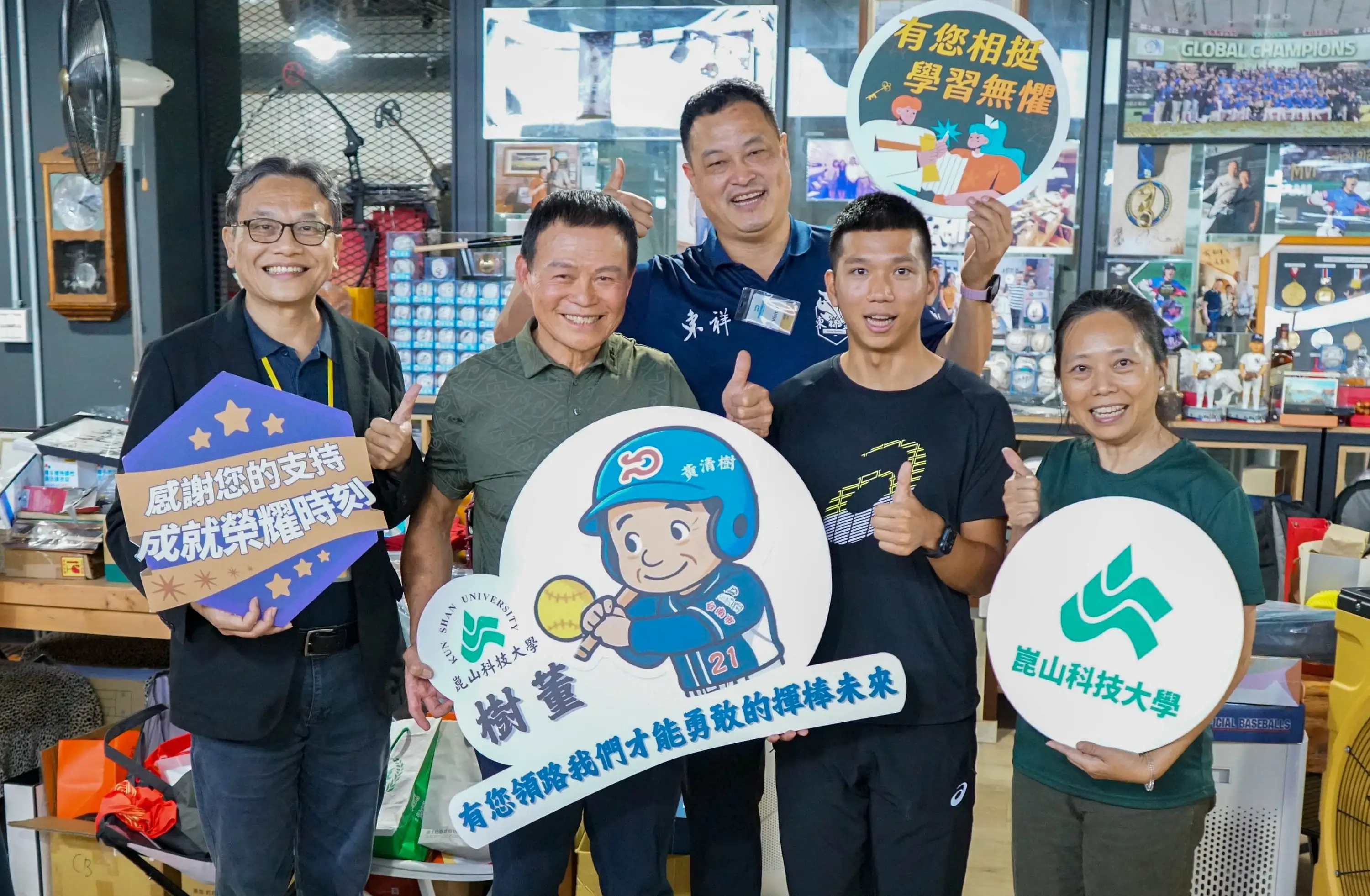 黃清樹董事長挹注資源助崑大生卓越發展，鐘俊顏副校長(前排左起)、黃清樹董事長、魏浩倫。(圖/崑山科技大學 提供)