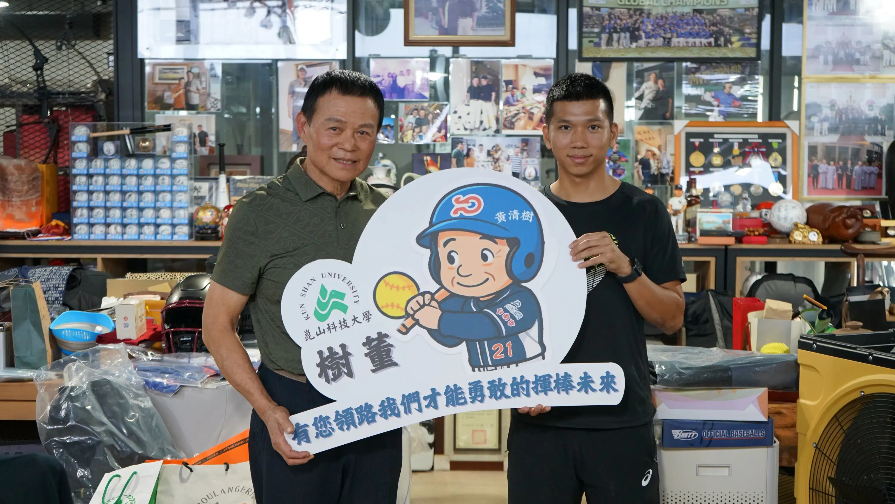 黃清樹董事長(左)每個月持續贊助運動訓練的營養金予魏浩倫(右)，魏浩倫也不負眾望奪冠軍。(圖/崑山科技大學 提供)