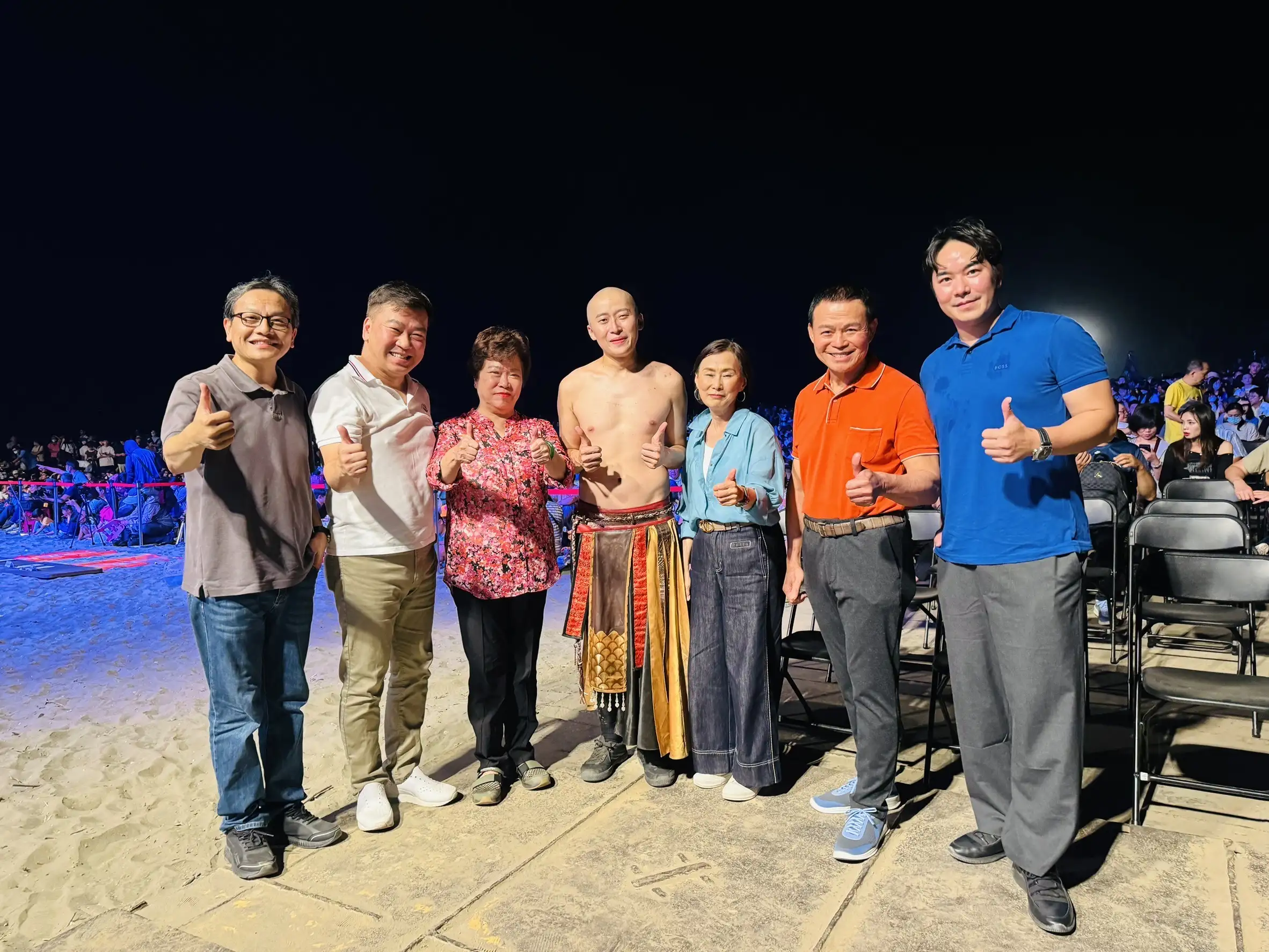 黃清樹董事長(右2)是「即將成真火舞團」團長蔡宏毅(中)的貴人，特別與崑大李天祥校長大合照。(圖/崑山科技大學 提供)