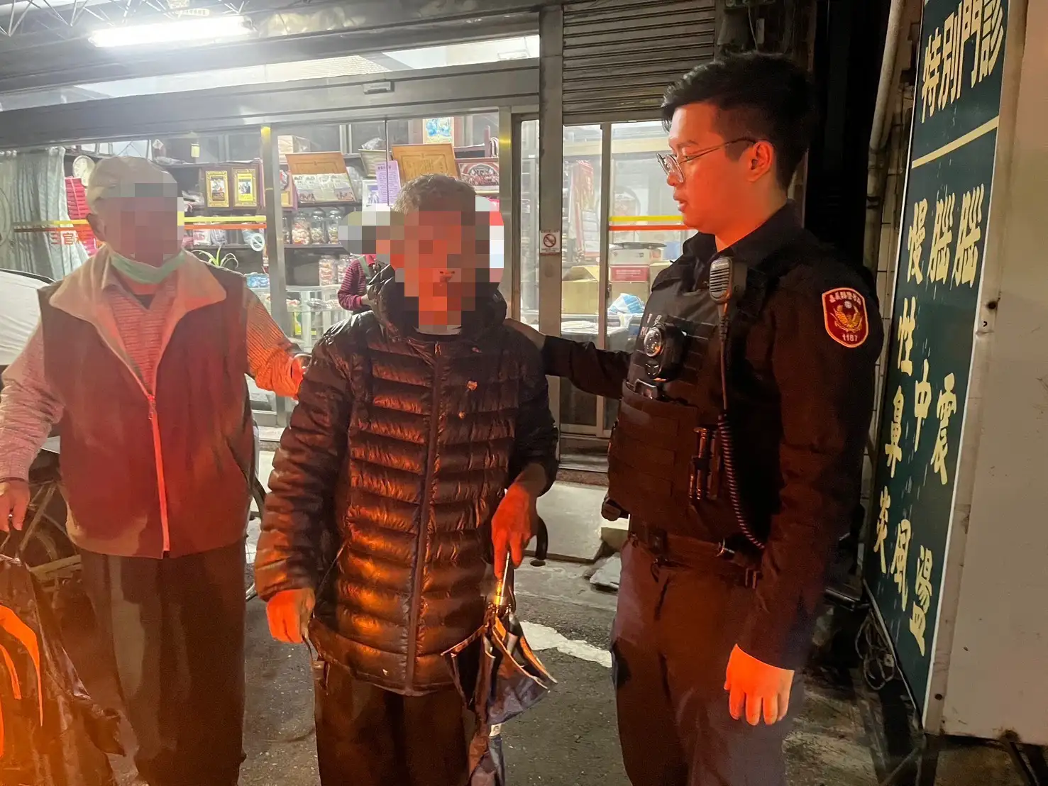 寒夜巡邏發現迷途老翁，新港聯合所員警耐心關懷協助，最終順利助其與失聯多年的親人團聚。(圖/民雄分局 提供)