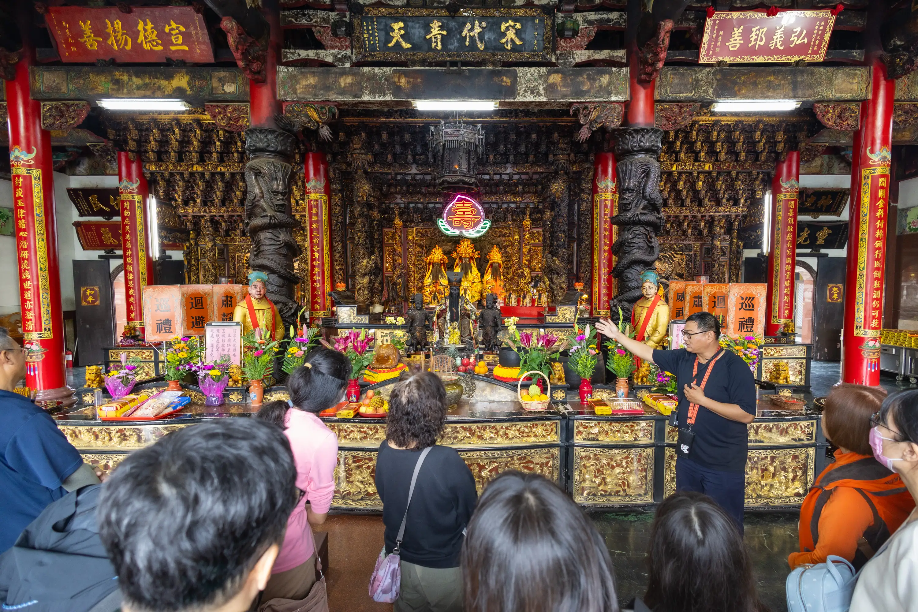 走讀遊程帶領民眾走訪古厝與寺廟，深入認識大寮人文歷史。（觀光局提供）