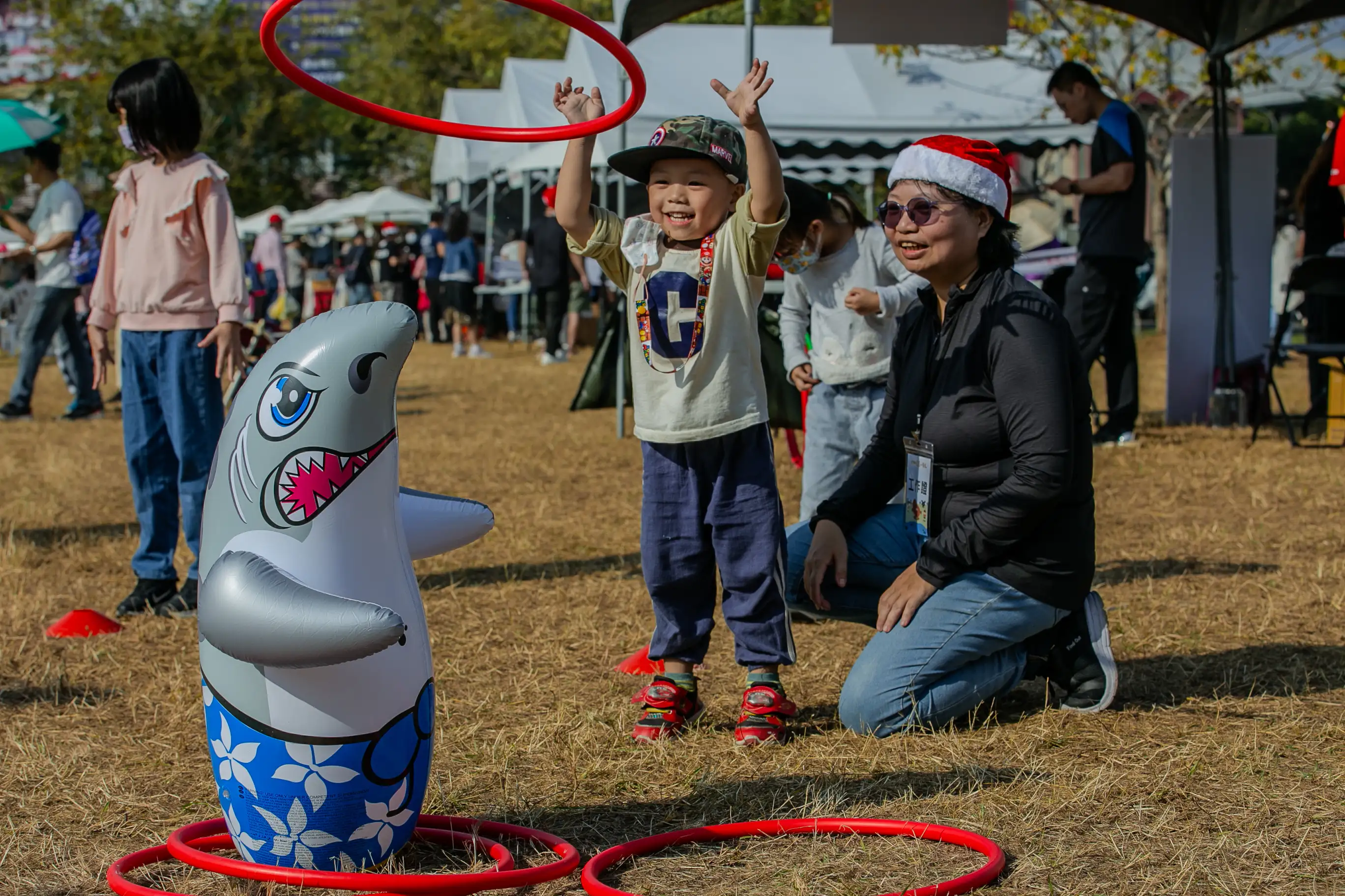 結合在地元素的闖關體驗活動深受小朋友喜愛，親子互動熱絡。（觀光局提供）
