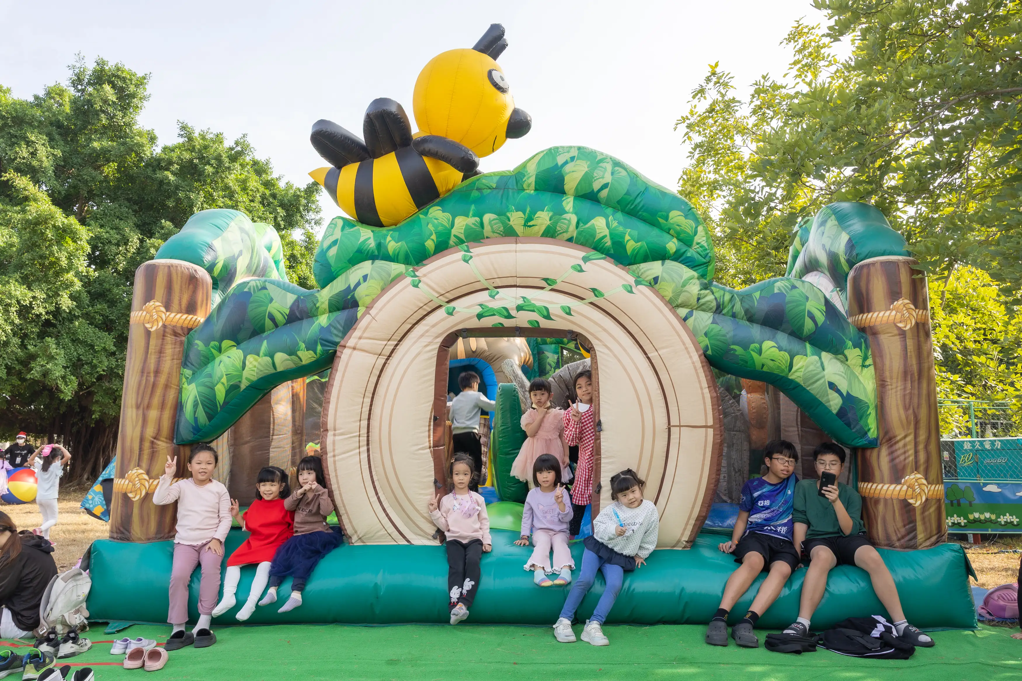 活動現場設有體適能、動物互動、氣墊設施及特色市集，大小朋友共享歡樂時光。（觀光局提供）