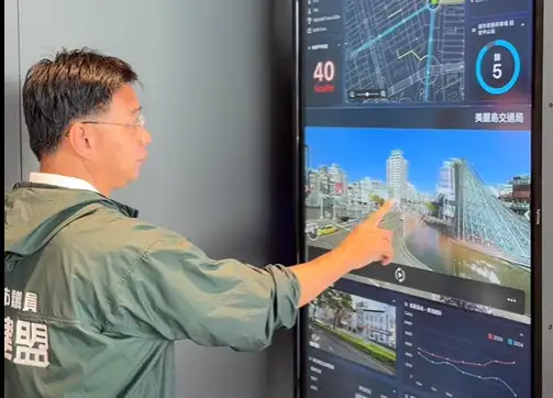 市議員郭建盟表示，香蕉碼頭已全面轉型為全新PIER F棧三庫「智慧高雄燈塔計畫研發基地」，結合古蹟與最新AI科技。（記者吳文生攝）