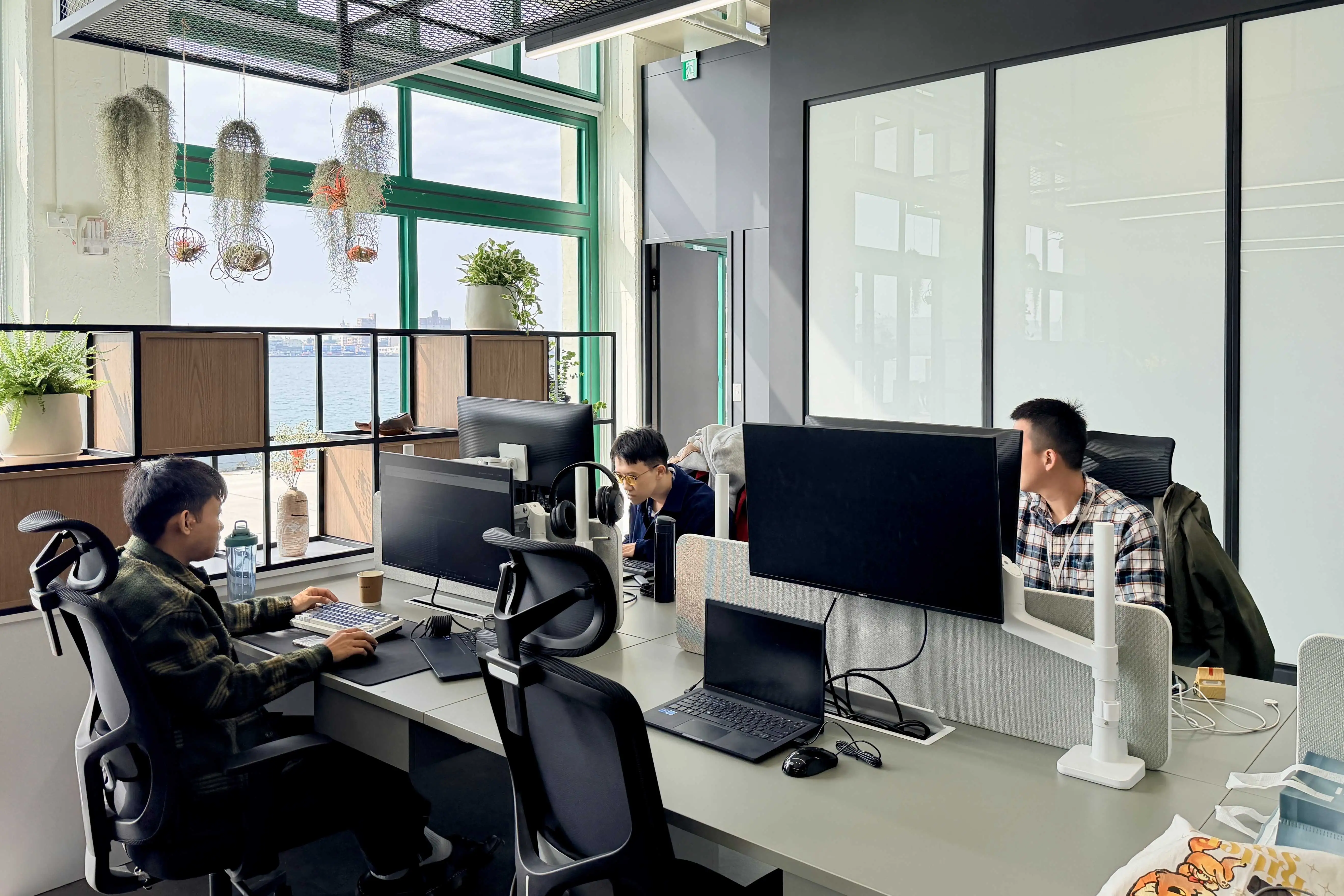 一樓滿駐科技企業，二樓提供研發空間加速技術落地。（記者吳文生翻攝）