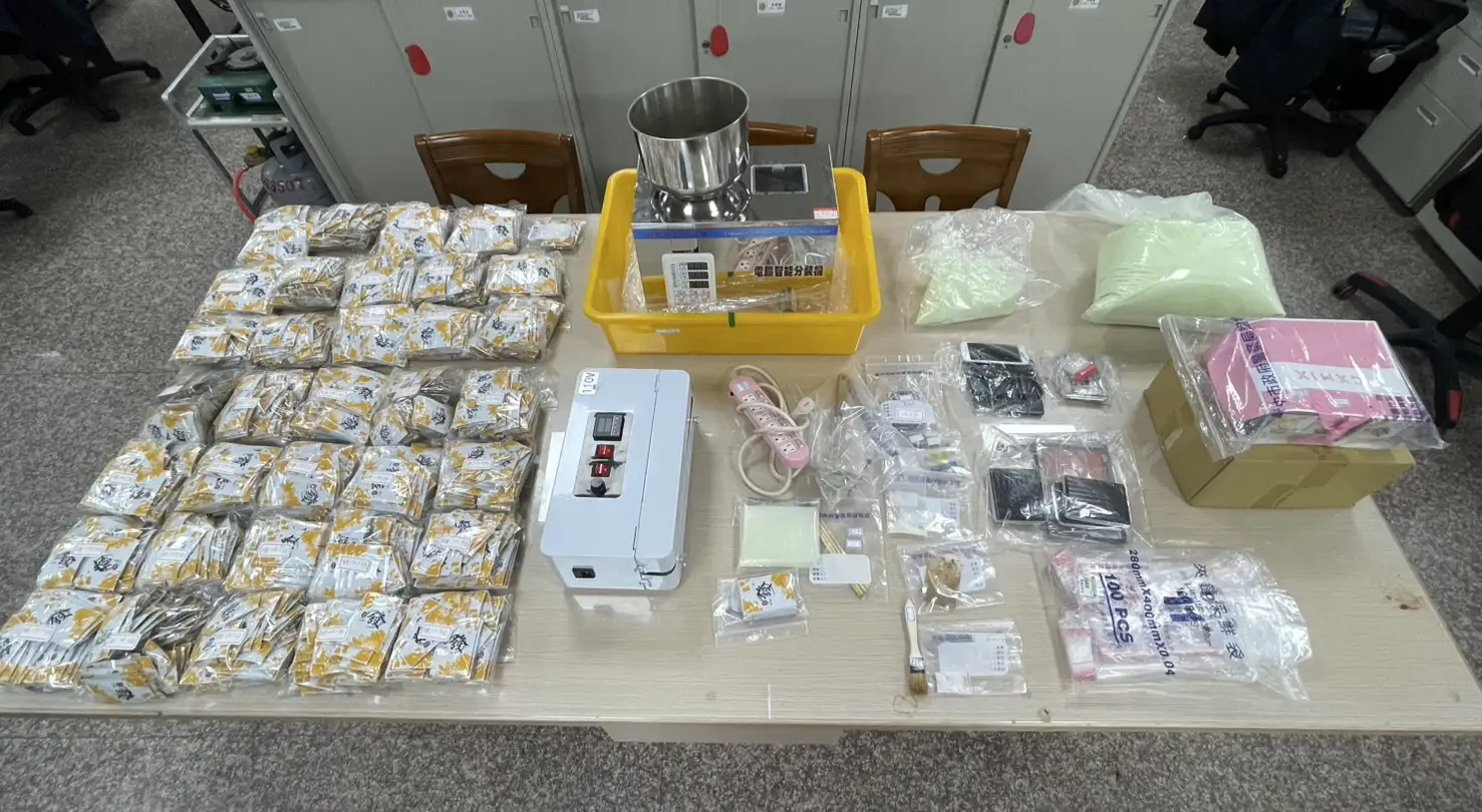 刑事局南打溯源緝毒，破獲民宅製毒工廠查扣1,700餘包毒品咖啡包。(圖/臺中市政府警察局大雅分局 提供)