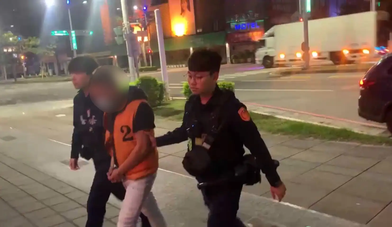 警方跨縣市合作，聯合臺南市警察局及鐵路警察局支援偵辦，成功於案發後3小時內將犯嫌查緝到案。(圖/高雄左營分局 提供)