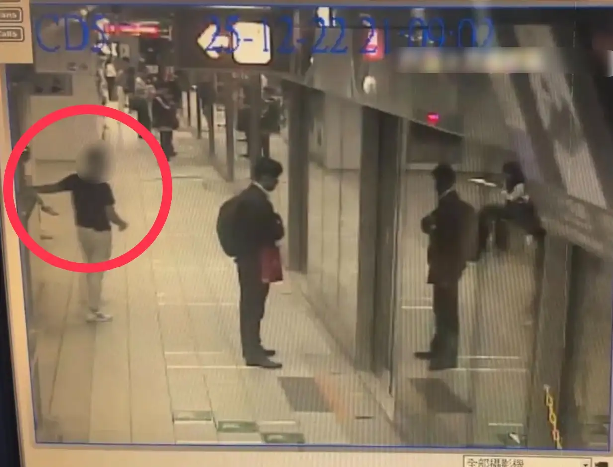 警方接獲捷運站內炸彈恐嚇通報後，立即派員進駐現場進行安全檢查與秩序維護，確保乘客與捷運營運安全。(圖/高雄左營分局 提供)