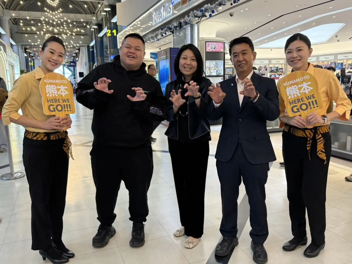 台灣虎航高雄－熊本航線23日正式首航，民進黨立委許智傑應邀搭乘，並代表高雄出席日本官方舉辦的首航儀式，致贈象徵台灣觀光的「喔熊」頸枕，與熊本熊部長互動交流，推動台日城市外交。（許智傑辦公室提供）