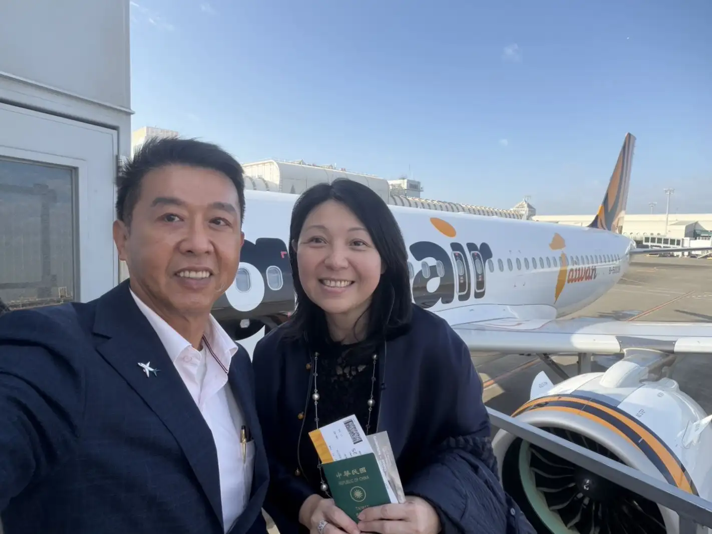 台灣虎航高雄－熊本航線23日正式首航，民進黨立委許智傑應邀搭乘，並代表高雄出席日本官方舉辦的首航儀式，致贈象徵台灣觀光的「喔熊」頸枕，與熊本熊部長互動交流，推動台日城市外交。（許智傑辦公室提供）