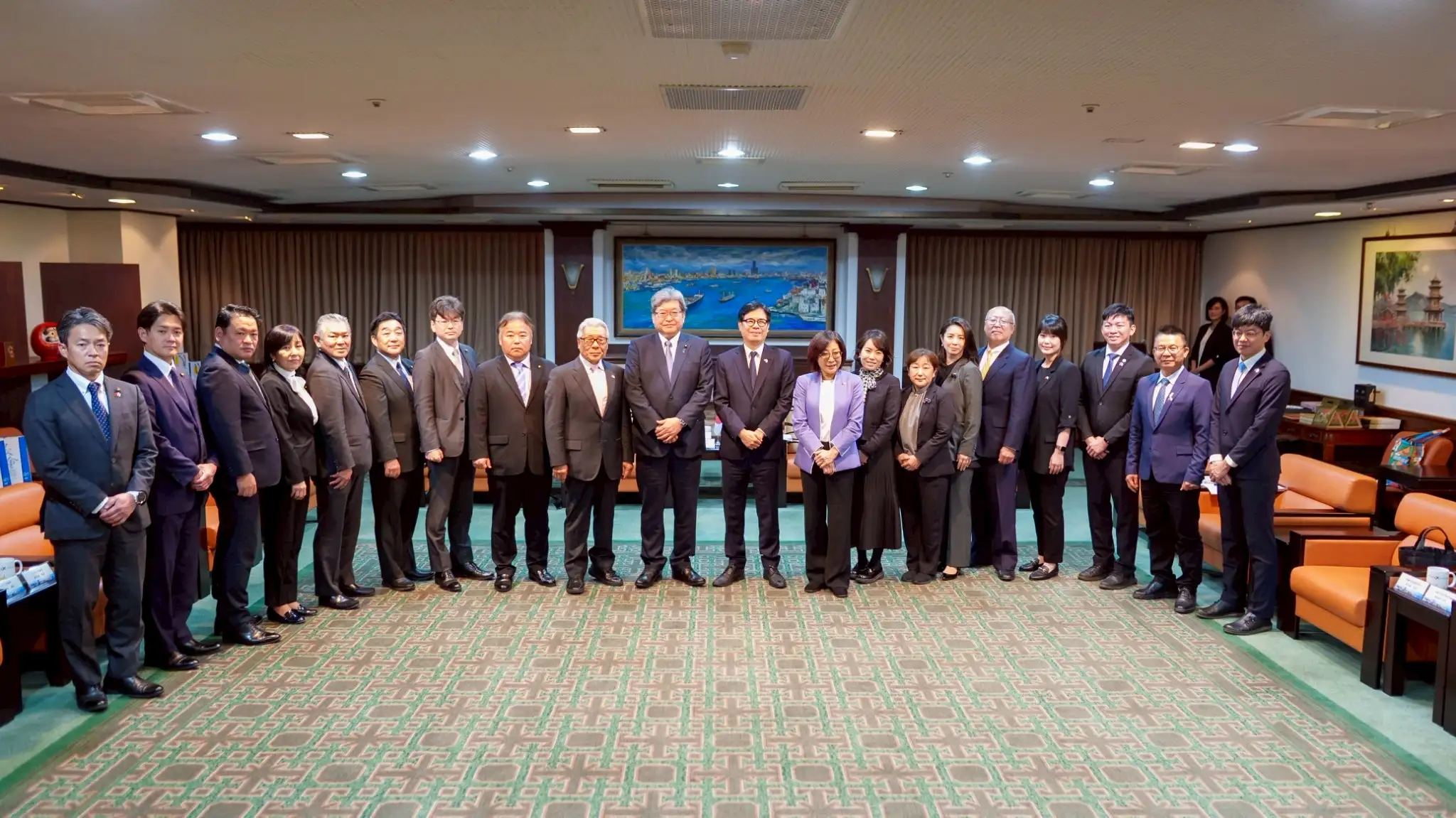 日本眾議員萩生田光一訪問團一行，廿三日拜會高雄市政府，高雄市議會議長康裕成特別到場致意，感謝長期推動台日交流的努力，現場互動溫馨。（高雄市議會提供）