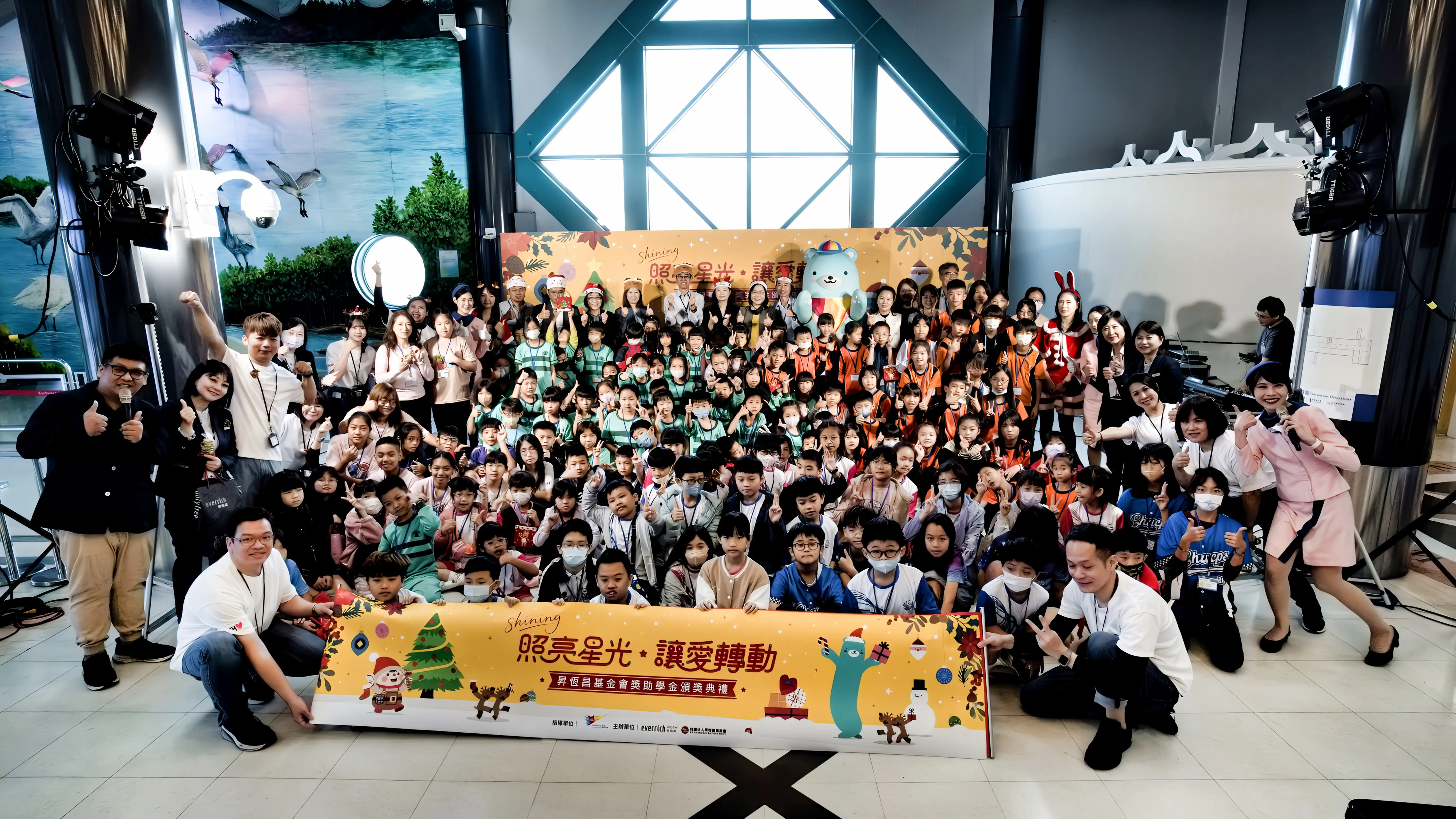 財團法人昇恒昌基金會今日在高雄國際機場舉辦高雄機場聖誕活動暨獎助學金頒獎典禮，期勉孩子們在學習道路上持續前進。（昇恒昌基金會提供）