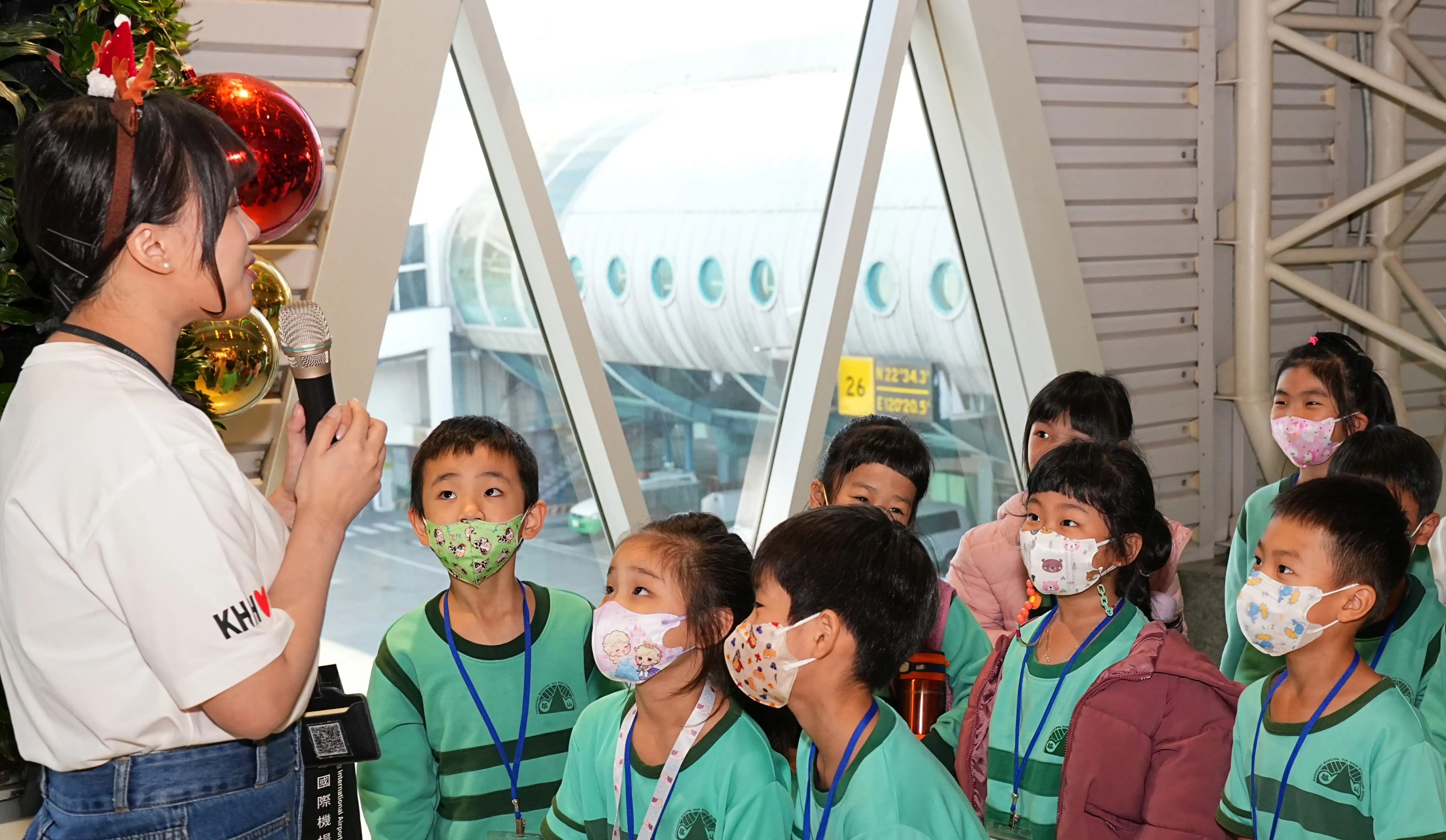 學童們在昇恆昌的志工帶領下探索國際機場、認識機場設施，一路驚喜連連。（昇恒昌基金會提供）