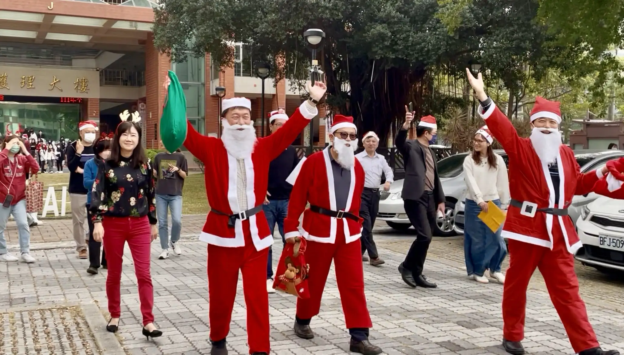 中華醫大聖誕驚喜快閃活動歡樂滿校園。(圖/中華醫事科技大學 提供)