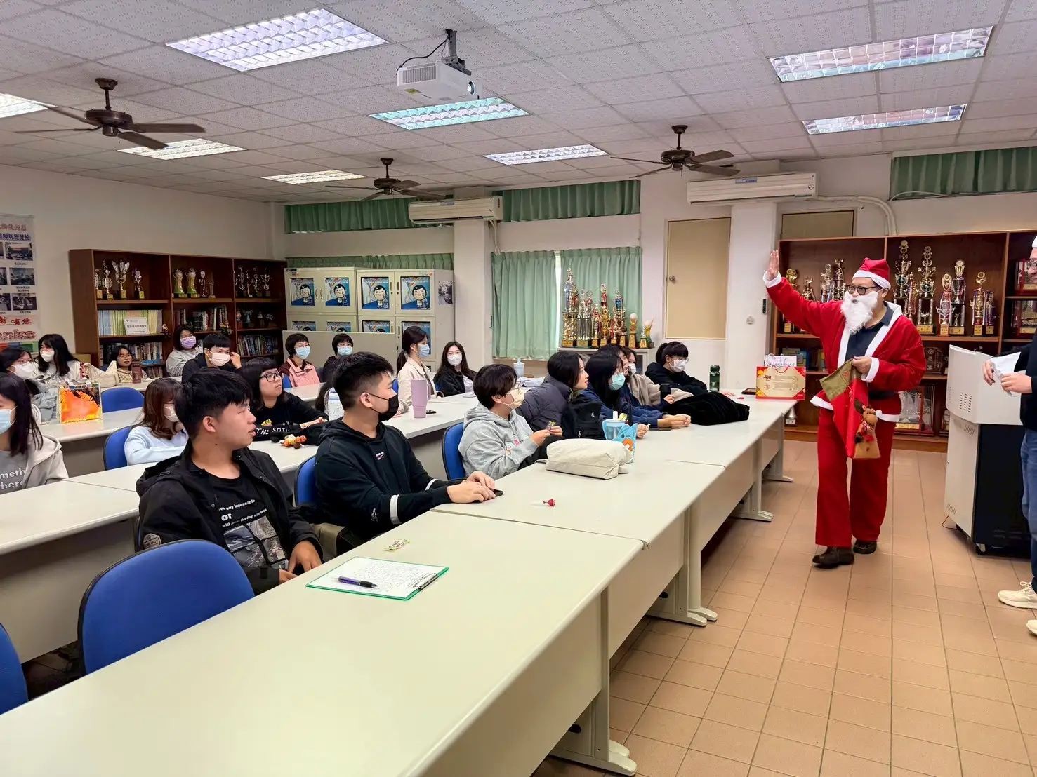 聖誕老人現身教室引來同學驚喜歡呼搶要糖果。(圖/中華醫事科技大學 提供)