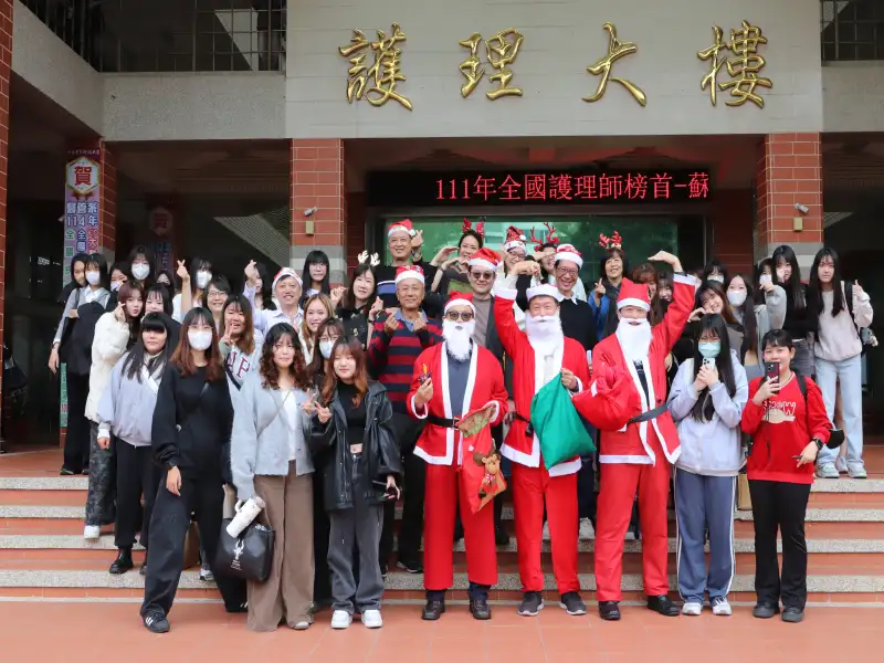 迎接聖誕節　中華醫大副校長化身聖誕老人快閃校園送驚喜