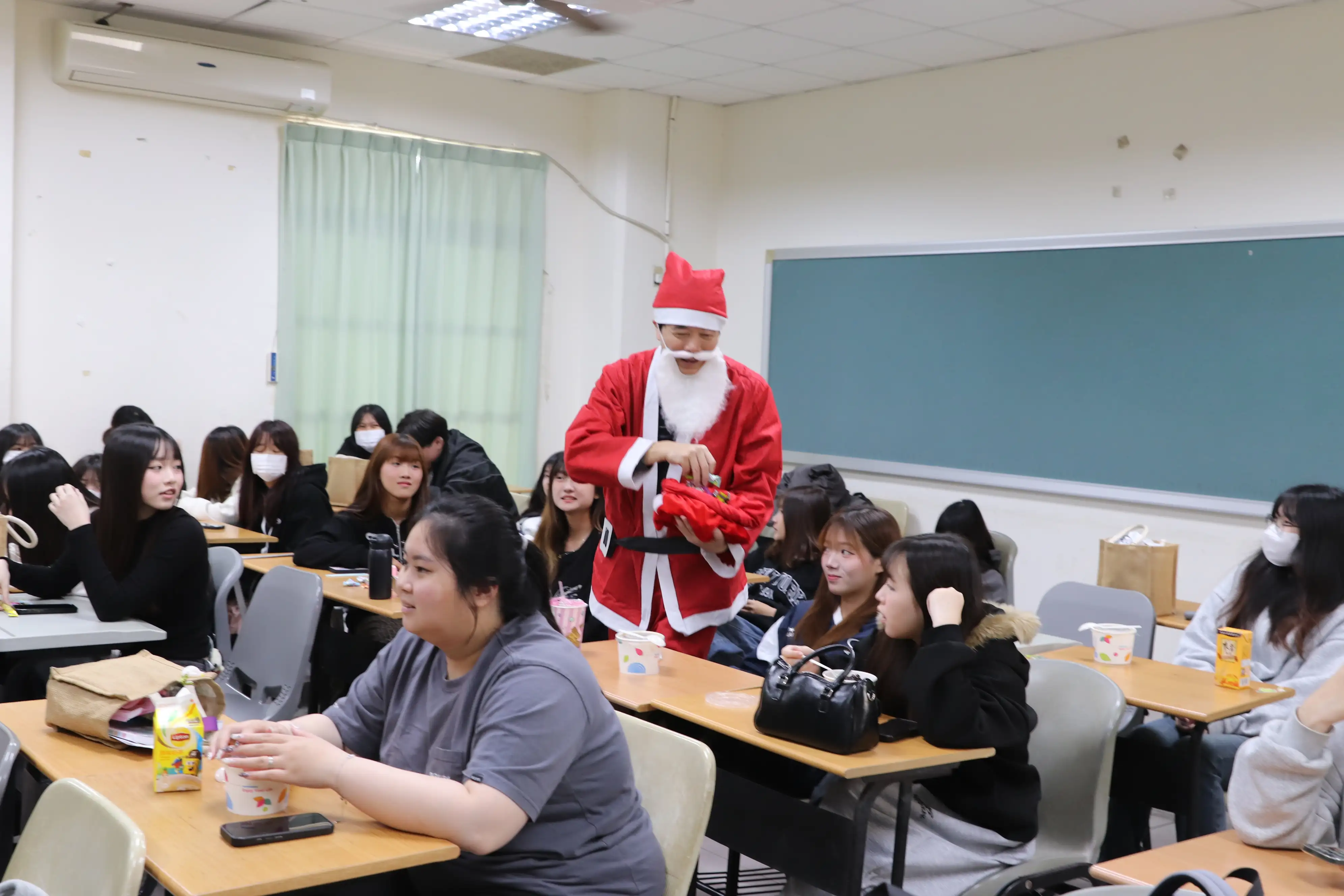 聖誕老人現身教室引來同學驚喜歡呼搶要糖果。(圖/中華醫事科技大學 提供)