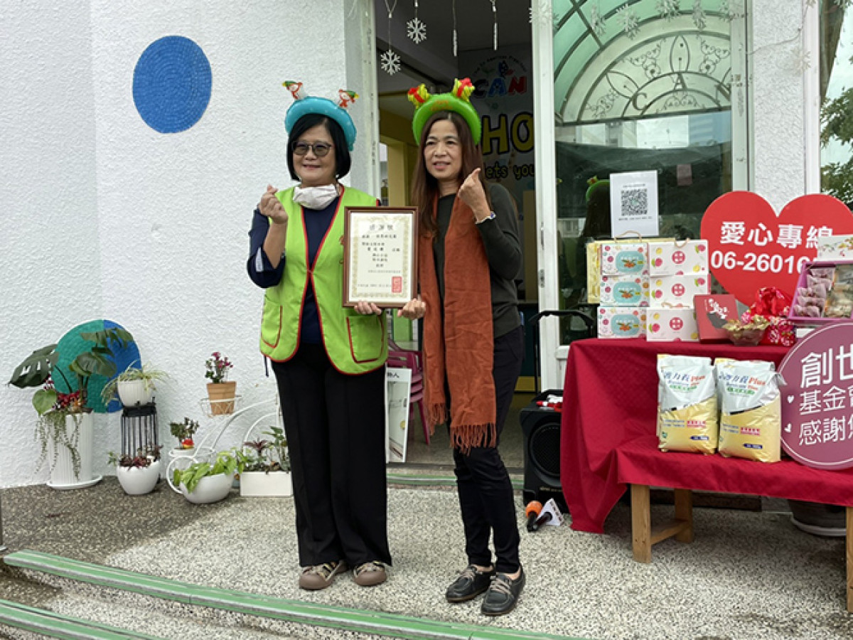 創世基金會院長孫淑媛(左) 致贈感謝狀給佳恩幼兒園，由園長陳春鳳代領