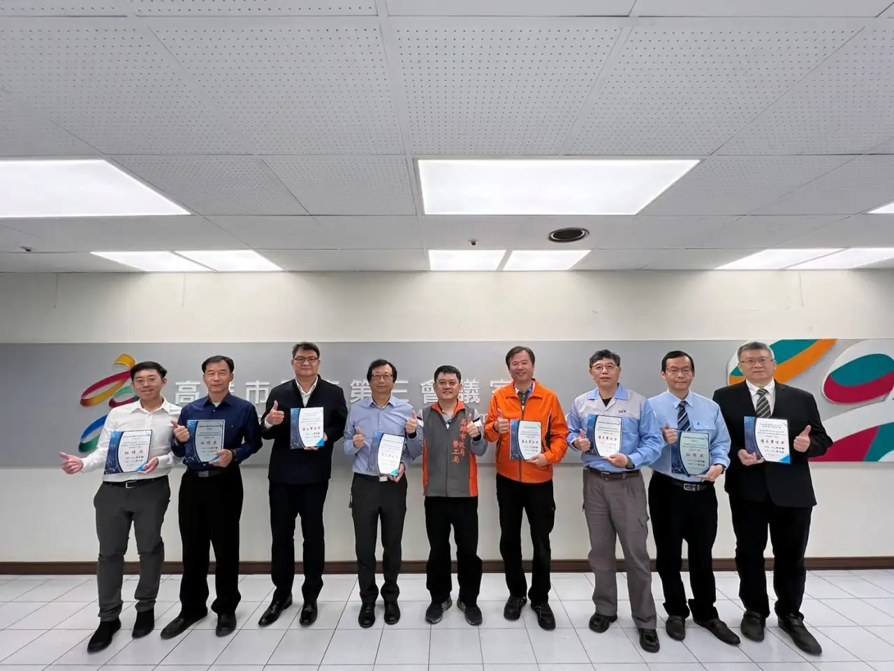 高雄市長陳其邁於市政會議中頒發獎狀，表揚5家獲選勞動部「推行職業安全衛生優良單位」及3位優良人員，肯定其以「零災害」為目標，守護勞工安全與健康，並期勉持續深化職場安全與衛生管理，打造友善、安心的工作環境。（高雄市政府提供）