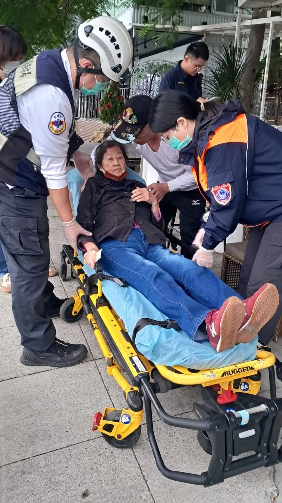 愛河畔咖啡店佔用人行道營業，影響用路人安全，甚至發生絆倒意外，附近居民呼籲市府主管單位出面整頓。（記者吳文生攝）