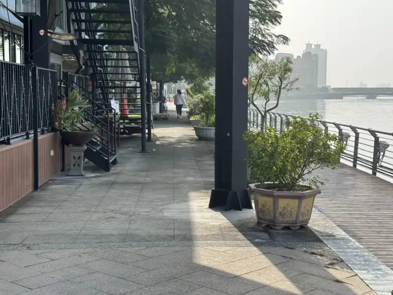 愛河畔咖啡店佔用人行道　居民盼市府整頓維護行走安全