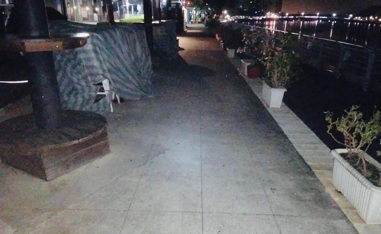 愛河畔咖啡店佔用人行道營業，影響用路人安全，甚至發生絆倒意外，附近居民呼籲市府主管單位出面整頓。（記者吳文生攝）