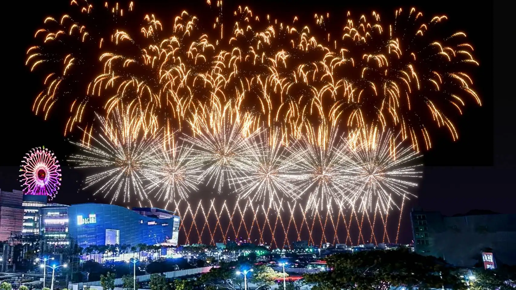 跨年花火最終章「航向未來之光」，以金銀光雨陪伴民眾迎向2026年。（高雄市政府提供）