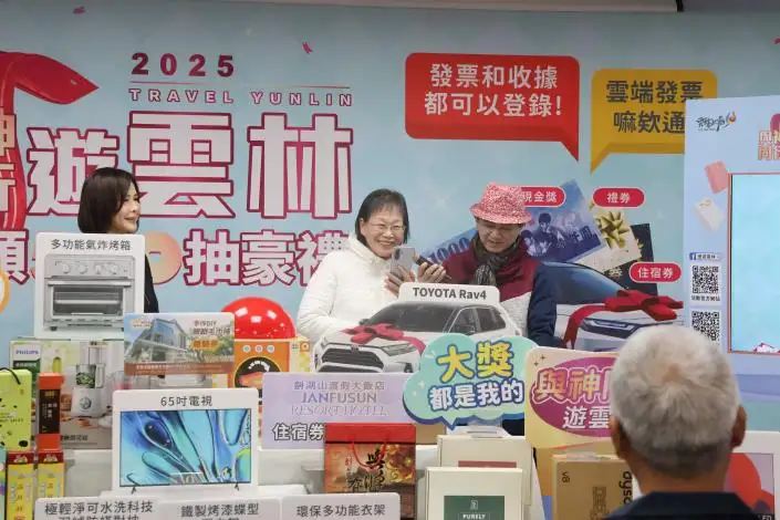 副縣長謝淑亞、麗寶總裁特助林淑卿共同抽出百萬名車得主北港孫先生。(圖/雲林縣政府 提供)