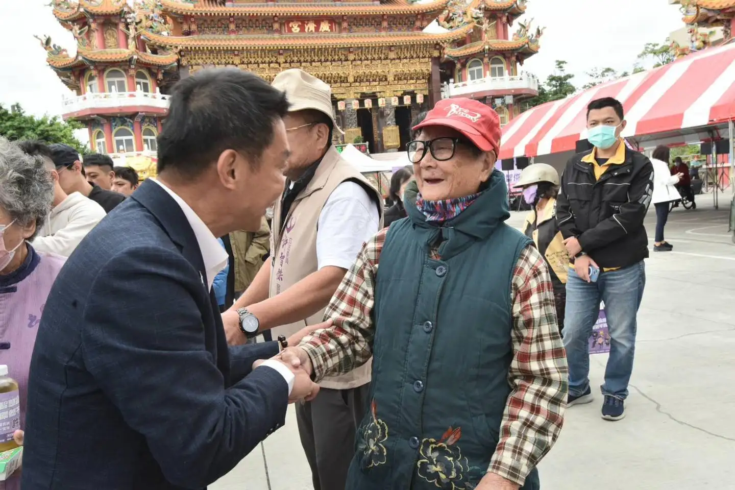 立委許智傑在旗津中洲廣濟宮舉辦市民見面會，提出「北觀光、南都更」雙引擎政策，盼翻轉旗津。（許智傑提供）