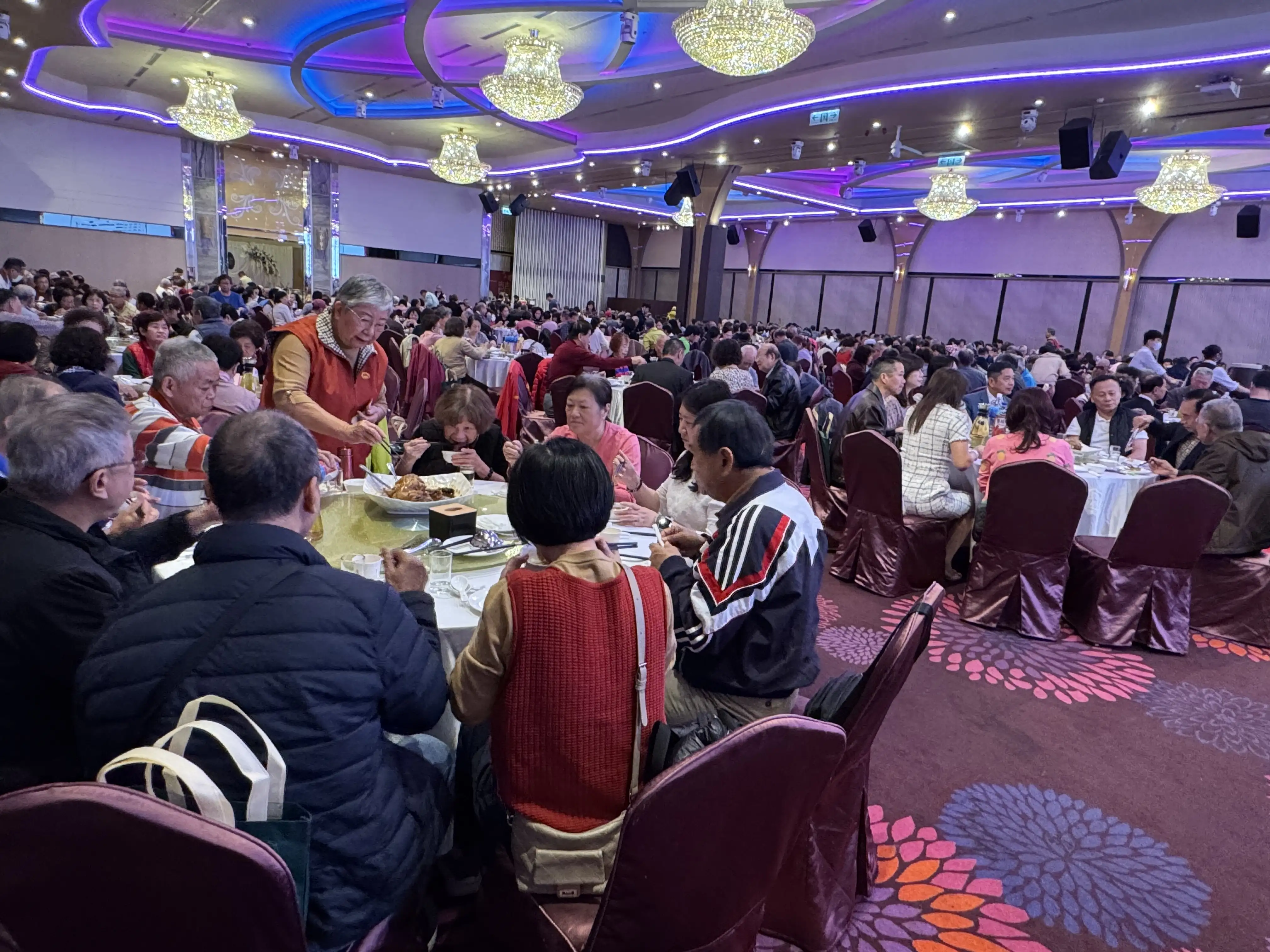 高雄市高雄縣同鄉會28日在鳳山和樂餐廳舉行第十六屆第一次會員代表大會，席開百桌，李榮宗當選新任理事長。（記者吳文生攝）