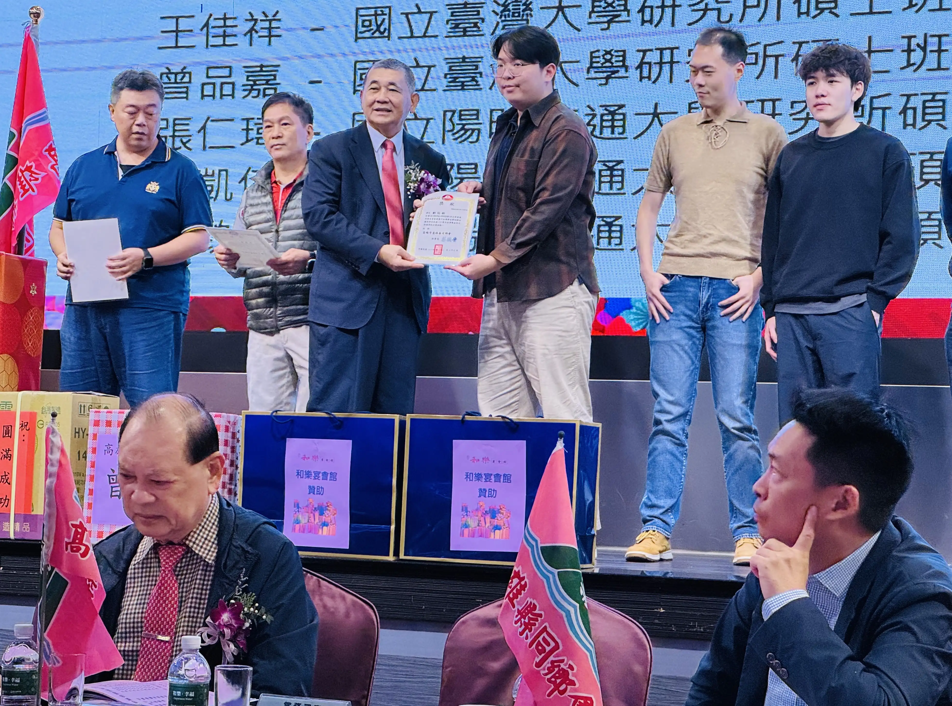 高雄市高雄縣同鄉會28日在鳳山和樂餐廳舉行第16屆第一次會員代表大會，席開百桌，李榮宗當選新任理事長。（記者吳文生攝）