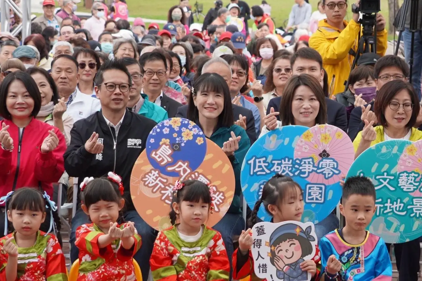市議員鄭孟洳出席三民一號公園改建後的「盤花公園」開園典禮。（記者吳文生翻攝）